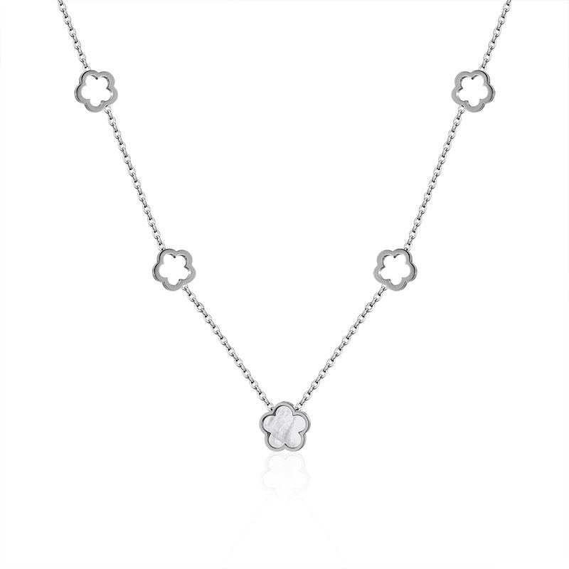 Un collier argenté aux pendentifs à fleur. Sur fond blanc.