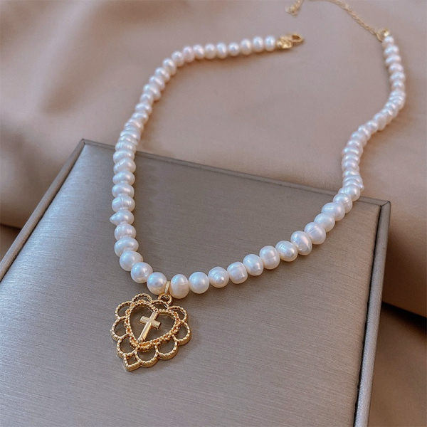 Collier croix coeur doré et perles blanches